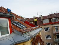 Arbeiten an der Fassade mit Höhenfacharbeitern