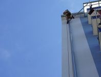 Arbeiten an der Fassade mit Höhenfacharbeitern