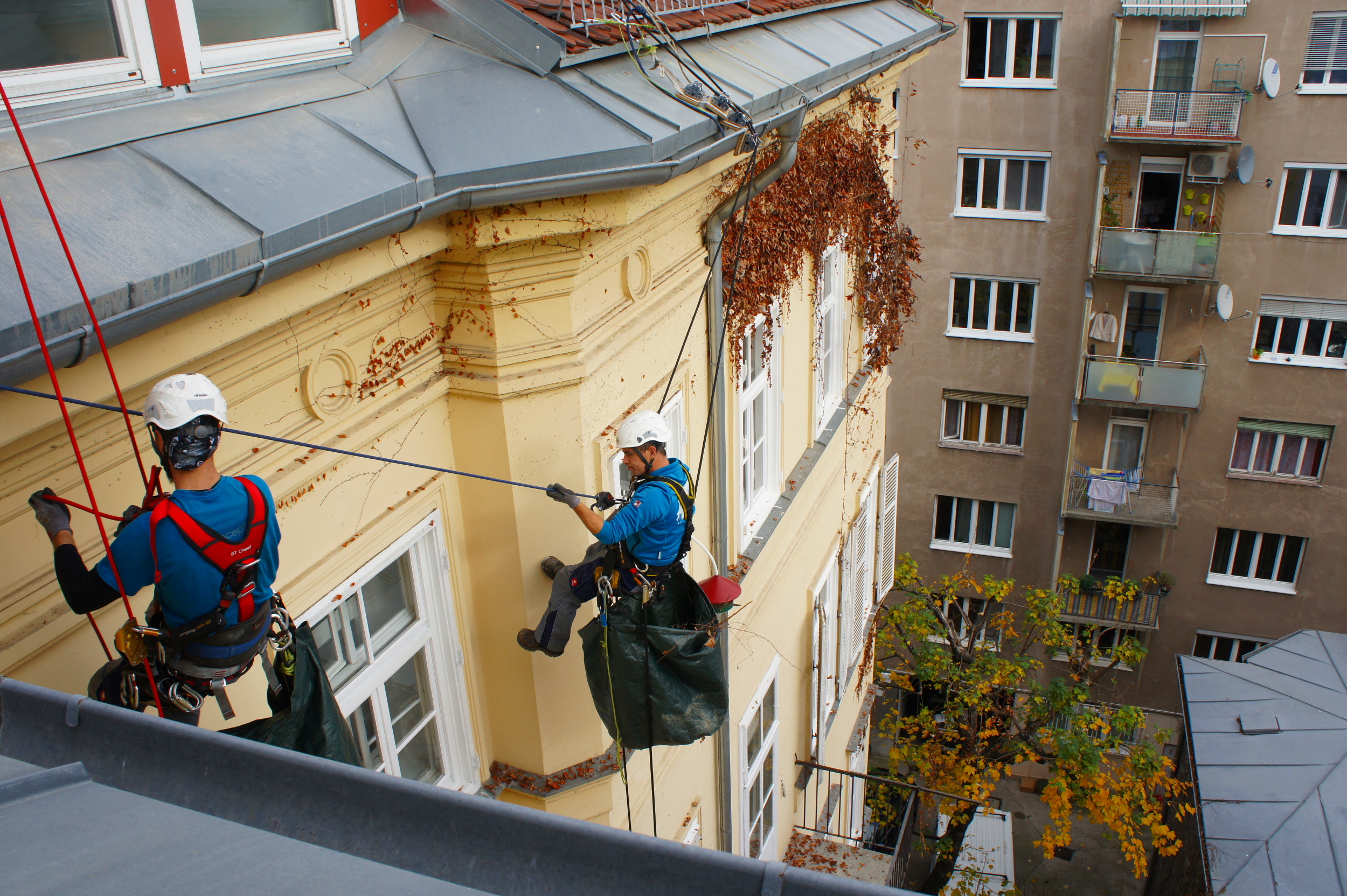 Fassadenarbeiten mit Höhenfacharbeiter